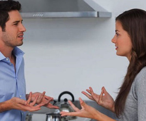 Vợ nổi đóa thấy chai rượu rẻ tiền chồng mua biếu Tết bố vợ