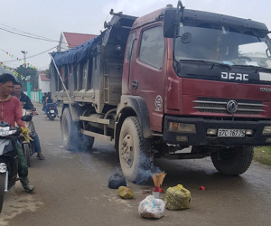 Bé 4 tuổi bị xe cán trước cổng trường: Cháu bé chạy ra khi cổng mở trong giờ học