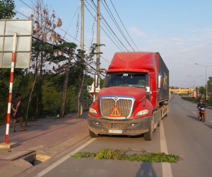 Nhìn cha mẹ bị xe container cán chết, 2 con nhỏ khóc thảm thiết