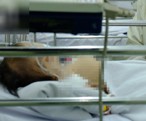 Bình xăng cũ phát nổ trong đống rác, bé 28 tháng tuổi tử vong vì bỏng nặng