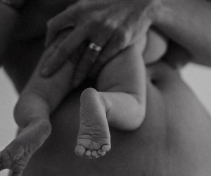 Bức thư của mẹ gửi con sơ sinh vừa qua đời sốt MXH: Xung quanh ai cũng áp con vào ngực, riêng mẹ thì không!