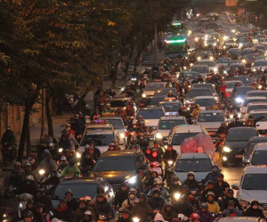 Đường chật kín, người bịt kín lầm lũi nhích trong mưa phùn giá rét Hà thành