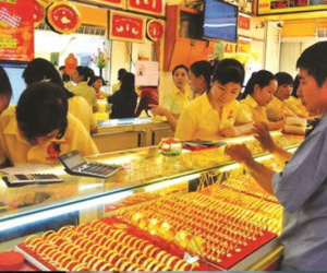 Giá vàng hôm nay 16/1: Bất ổn Tây sang Đông, kích cầu đầu cơ