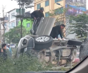 Hà Nội: Xế hộp mất lái lao lên dải phân cách húc đổ 2 cây xanh rồi nằm phơi bụng, 3 người bên trong lồm cồm trèo ra ngoài