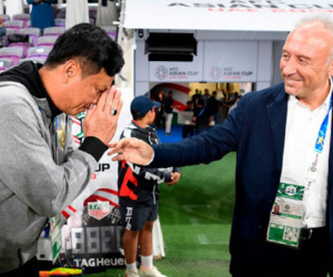 HLV Thái Lan được khen vì vái chào Zaccheroni