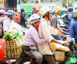 Người phụ nữ lấm lem dựa lưng chồng ngủ giữa giờ tan tầm khiến bao người xúc động