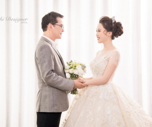 NSND Trung Hiếu phong độ, vợ trẻ kém 19 tuổi xinh như công chúa trong bộ ảnh cưới hiếm hoi vừa được tiết lộ