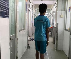 Sinh ra là con trai nhưng cậu bé phải tiểu ngồi, 14 năm sau gia đình mới biết nguyên nhân