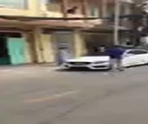 TP. HCM: Cụ bà cầm búa đập vỡ xế sang Mercedes đỗ trước cửa nhà vì 'nó dám thách thức'