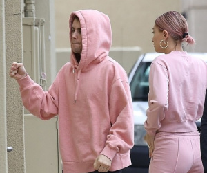 Vợ chồng Justin Bieber diện đồ đôi nguyên cây hồng mộng mơ ra phố, đã tiết lộ ngày làm đám cưới!