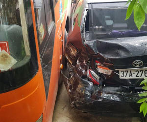Xế hộp tiền tỷ vỡ nát khi bị xe khách tông văng hàng chục mét trên quốc lộ