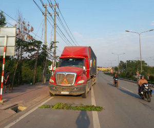 Đi rút tiền lương, 2 vợ chồng bị xe container cán chết thảm
