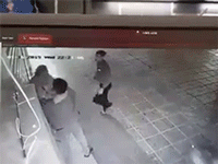 Video: Cô gái bị nhóm thanh niên hành hung giữa đường, người xung quanh không dám lại gần