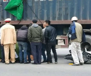 Xe container cán đôi nam nữ đi SH tử vong ở Hải Dương