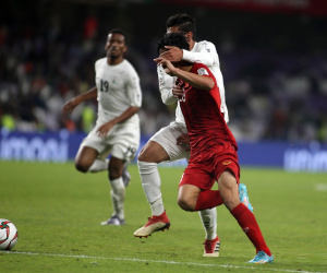 Hài hước: Cầu thủ Yemen... bịt mắt Văn Đức dẫn đến quả penalty cho ĐTVN
