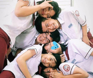 Giới trẻ Việt rộ trào lưu gác đầu lên nhau chụp ảnh nhóm hài hước