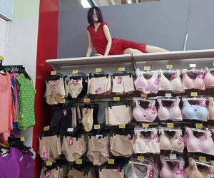 Hào hứng đi mua đồ lót sexy về hâm nóng tình cảm với ông xã, vợ trẻ suýt 'mất vía' khi chứng kiến vật này trong cửa hàng