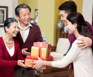 Ấm ức tố cáo chồng không khéo khi mua quà cho bên nội, vợ trẻ bị cộng đồng mạng ném đá thậm tệ vì...
