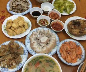 Chàng trai khoe 'mâm cơm bà nấu' vì sợ cháu trai ăn uống thiếu chất khiến ai nhìn vào cũng nhớ nhà