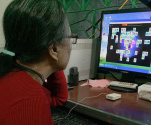 Cháu trai chụp hình bà 80 tuổi mải mê chơi điện tử và câu chuyện cảm động phía sau