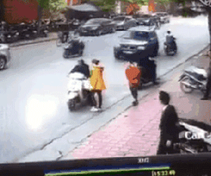 Clip cận cảnh vụ 'xe điên' lao kinh hoàng trên phố Hà Nội chiều nay