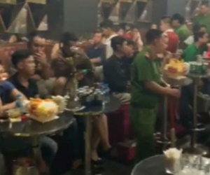 Đột kích vũ trường Đông Kinh, gần 50 dân chơi đang uốn éo trong tiếng nhạc tìm cách phi tang ma túy rồi bỏ chạy tán loạn