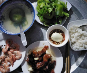 Khoe mâm cơm mẹ chồng để phần, nàng dâu trẻ khiến chị em xuýt xoa khi nhìn thấy đĩa tôm
