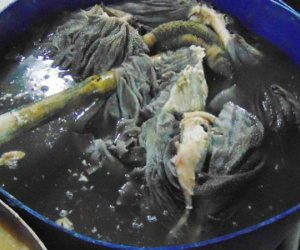 Kinh hãi nội tạng bò bốc mùi được ngập trong nước vôi bột làm trắng để bán phá lấu, lẩu bò ở Sài Gòn