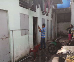 Người đàn ông nằm thoi thóp bên vũng máu, cạnh xe máy đang bốc cháy