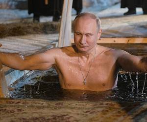 Putin ngâm mình dưới hồ nước lạnh giá