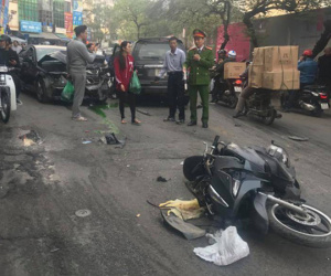 'Xe điên' tông nhiều xe máy, ô tô trên phố Hà Nội, cụ bà bán hàng rong tử vong tại chỗ