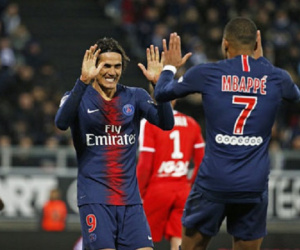 Clip: Mbappe và Cavani cùng lập hattrick, PSG nghiền nát đối thủ tới... 9 bàn không gỡ