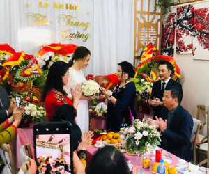 Mẹ Cường Đô La tặng nhẫn cho con dâu Đàm Thu Trang trong đám hỏi