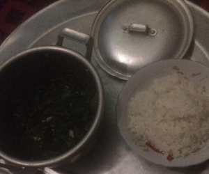 Mẹ trẻ chia sẻ cơm cữ với món rau ngót không ra xào cũng chẳng giống canh, chị em lại rơi nước mắt xót xa