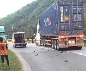 Va chạm xe máy và xe container, 3 người thương vong