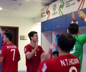 VIDEO: ĐT Việt Nam nhảy múa tưng bừng, ăn mừng tấm vé lọt vào tứ kết Asian Cup