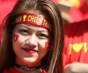 Việt Nam đại chiến Jordan: Fan nữ siêu xinh tiếp sức thầy trò Park Hang Seo