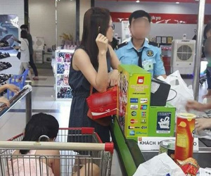 Bức xúc với chị gái ngang ngược đi siêu thị sắm Tết, đẩy xe cán qua chân người khác không xin lỗi còn mắng ngược