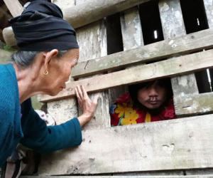 Chuyện đau lòng của một người mẹ già tự tay nhốt con trai vào cũi sắt suốt 15 năm dài