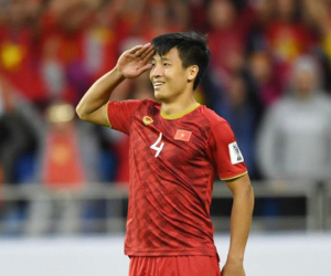 Hình ảnh Bùi Tiến Dũng kiêu hãnh giơ tay chào kiểu nhà binh lên trang chủ AFC