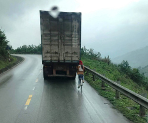 Kinh hãi nữ sinh đi xe đạp "liều mạng" bám tay vào đuôi Container khi vượt đèo