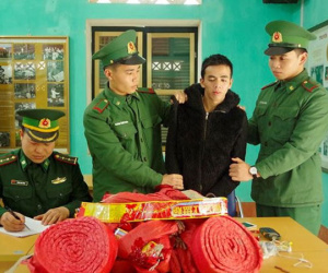 Lội suối vượt biên vận chuyển pháo nổ vào Việt Nam