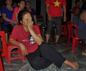 Mẹ Bùi Tiến Dũng ngất xỉu khi con trai đá quả 11m