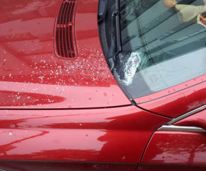 Mũi khoan nghi rơi từ công trình đang xây trúng xe Mercedes