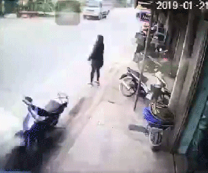 Người phụ nữ may mắn thoát chết khi ô tô húc bay xe máy dựng ở lề đường