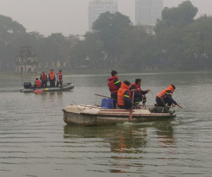 Thanh niên cao to, đẹp trai bất ngờ nhảy xuống hồ Hoàn Kiếm giữa trời rét