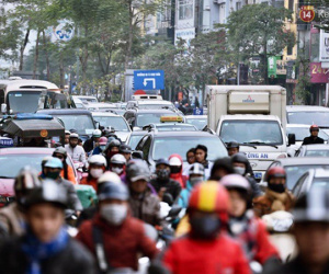 Ảnh: Không phải giờ cao điểm, nhiều tuyến phố Thủ đô vẫn ùn tắc kéo dài hàng km