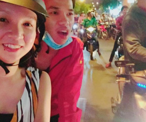 Bắt xe ôm lúc Việt Nam đá luân lưu, cô gái bỏ về quê, rủ luôn tài xế đi 'bão'