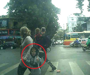 Cậu bé tây khiến bác tài ô tô vui cả ngày vì cách cảm ơn siêu ngầu sau khi được nhường đường