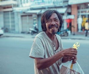 Nụ cười vô lo của người đàn ông lang thang khiến nhiều người cảm thấy bình yên: 'Dù giàu hay nghèo hãy luôn hạnh phúc với hiện tại'